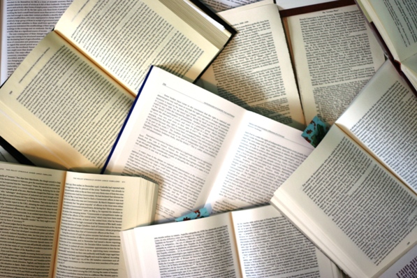 Libros apilados en la biblioteca de la CTdeM